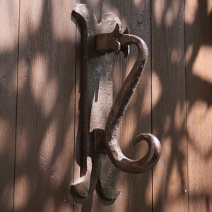 Photographie d'un heurtoir de porte en forme de s - France  - collection de photos clin d'oeil, catégorie portes